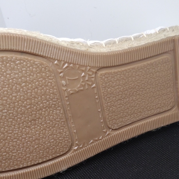 Chic White Espadrille Slip-On Shoes Effortless Summer Style, Size 7 - Picture 2 of 8